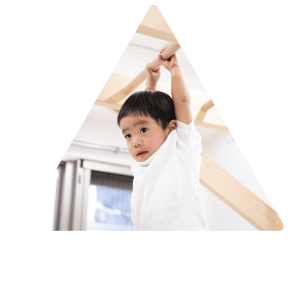 鉄棒にぶら下がる男の子の写真