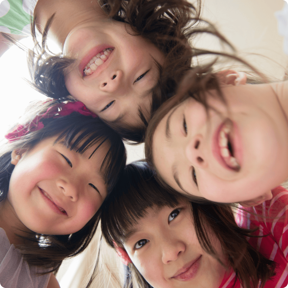 4人の女の子が顔を寄せている写真