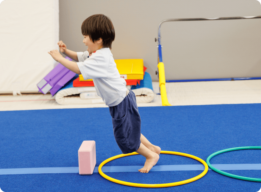 男の子が体操をしている写真